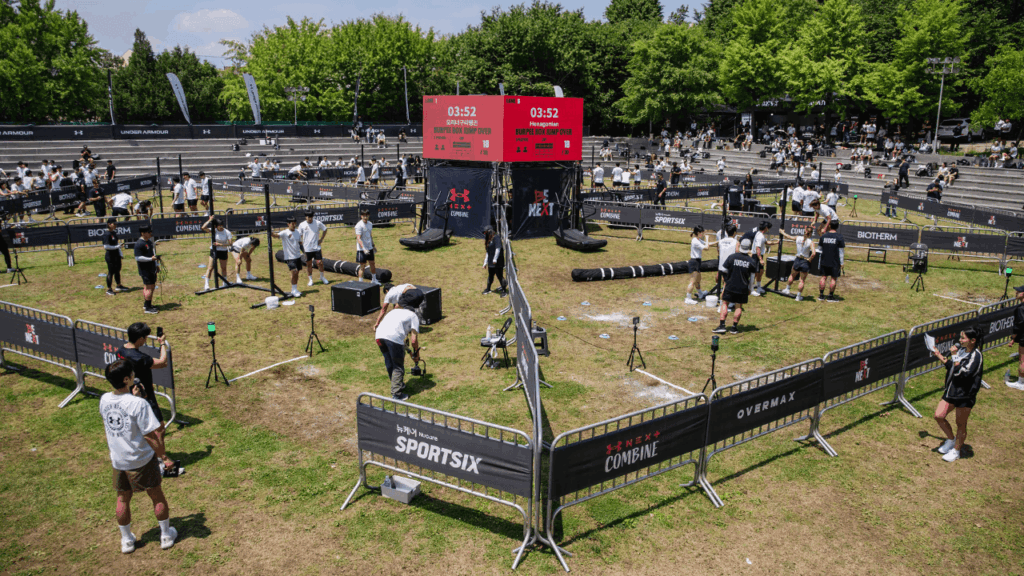UA NEXT COMBINE 야외 경기장에서 심판과 참가자가 함께한 현장 사진